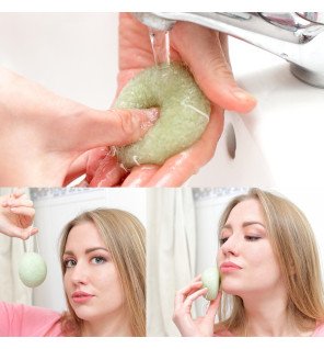  éponge konjac naturelle humidifiée tenue dans une main pour montrer sa texture douce