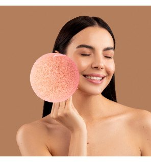  éponge konjac naturelle enrichie en argile rouge vue de près