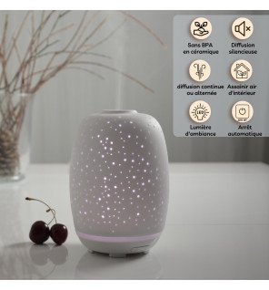  diffuseur stella en action avec brume légère et huiles essentielles naturelles à côté