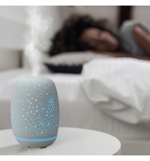  diffuseur stella sur une table en bois clair entouré de plantes vertes pour une ambiance zen