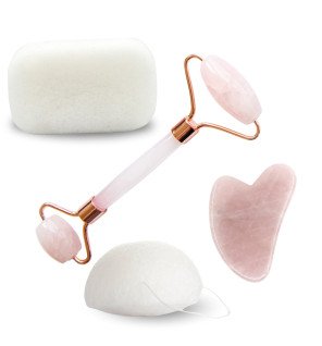  détail de la texture lisse et rosée des accessoires en pierre naturelle pour un teint éclatant