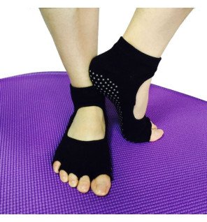  accessoires du coffret yoga lover disposés harmonieusement pour une ambiance zen