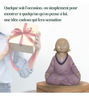  vue rapprochée sur la texture et la finition mate de la statue bébé bouddha rose