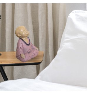  ambiance relaxante créée par la présence de la figurine bébé bouddha rose sur un bureau