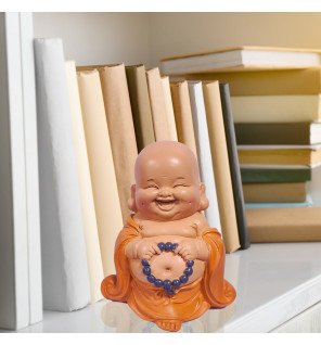  figurine bouddha rieur debout apportant une touche zen à un bureau moderne