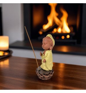  statue bouddha porte-encens en céramique grise diffusant de la fumée parfumée