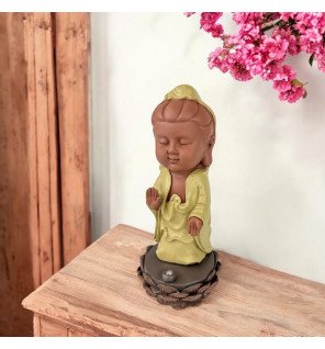  porte-encens bouddha placé dans un salon moderne pour une touche de bien-être