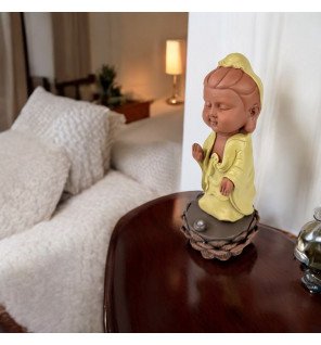  statue porte-encens sur une étagère en bois clair