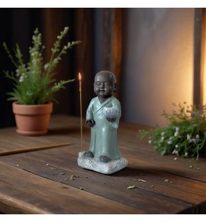  vue latérale de la statue bouddha porte-encens avec encens allumé diffusant une légère fumée