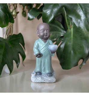  statue bouddha porte-encens entourée de plantes vertes pour une atmosphère naturelle