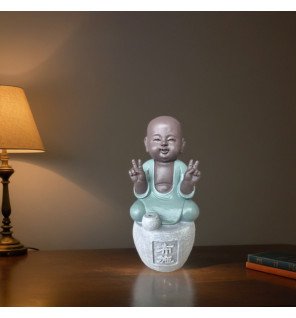  vue rapprochée de la main tenant l’encens sur la statue bonze