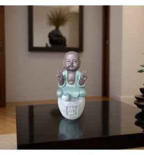  statue en bronze dana posée sur une étagère en bois clair