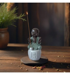  vue latérale de la statue porte-encens en bronze dans un salon lumineux