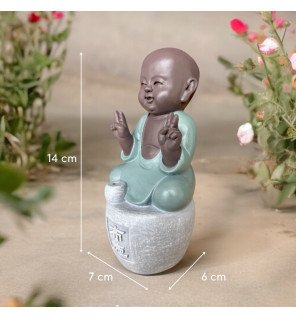  gros plan sur l’encens allumé dans la main de la statue