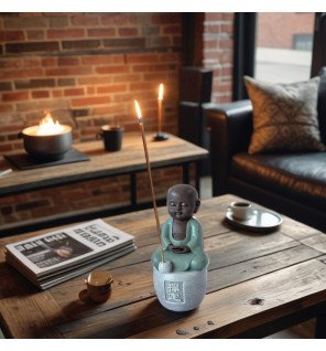  détail du visage serein de la statue bouddha porte-encens dhyana