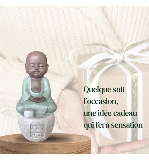  porte-encens bouddha placé près de plantes vertes pour une ambiance naturelle et apaisante