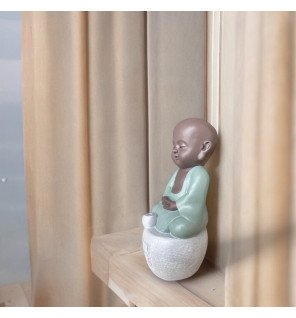  encens allumé sur la statue dhyana créant une atmosphère relaxante