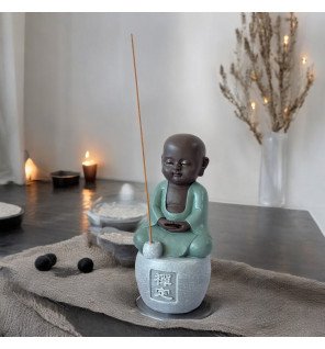  lumière douce mettant en valeur les courbes de la statue bouddha dhyana