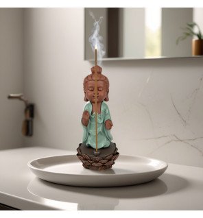  main tenant un bâton d’encens devant la statue bouddha porte-encens pour illustrer son utilisation