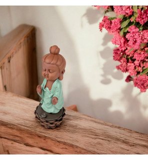  mise en scène de la statue bouddha porte-encens dipamkara avec des bougies allumées pour une ambiance relaxante