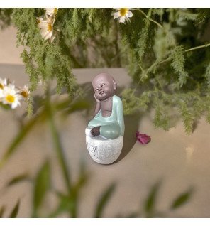  statue bonze entourée de bougies et de bâtonnets d’encens allumés