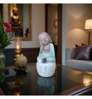  mise en scène de la statue bonze dans un intérieur moderne et épuré